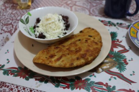 Repochetas, frijoles con queso rallado