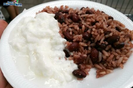 El tradicional gallo pinto con leche agria